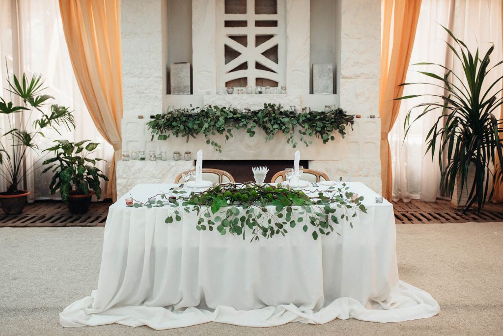 banquet-hall-for-weddings-with-decorative-elements-9AKM7G5-1-1024x684