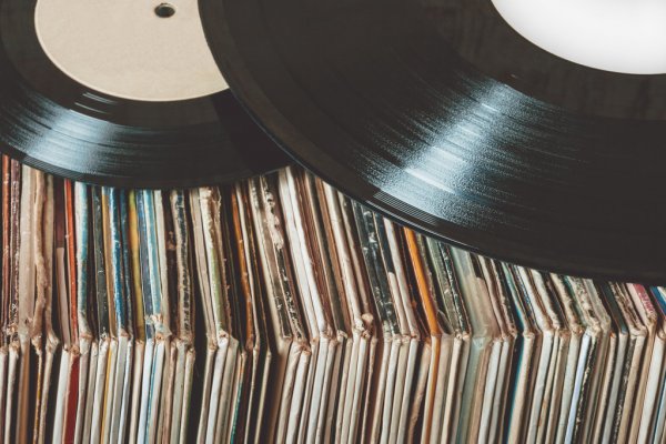 Amazon halts orders from record companies of CDs and vinyl